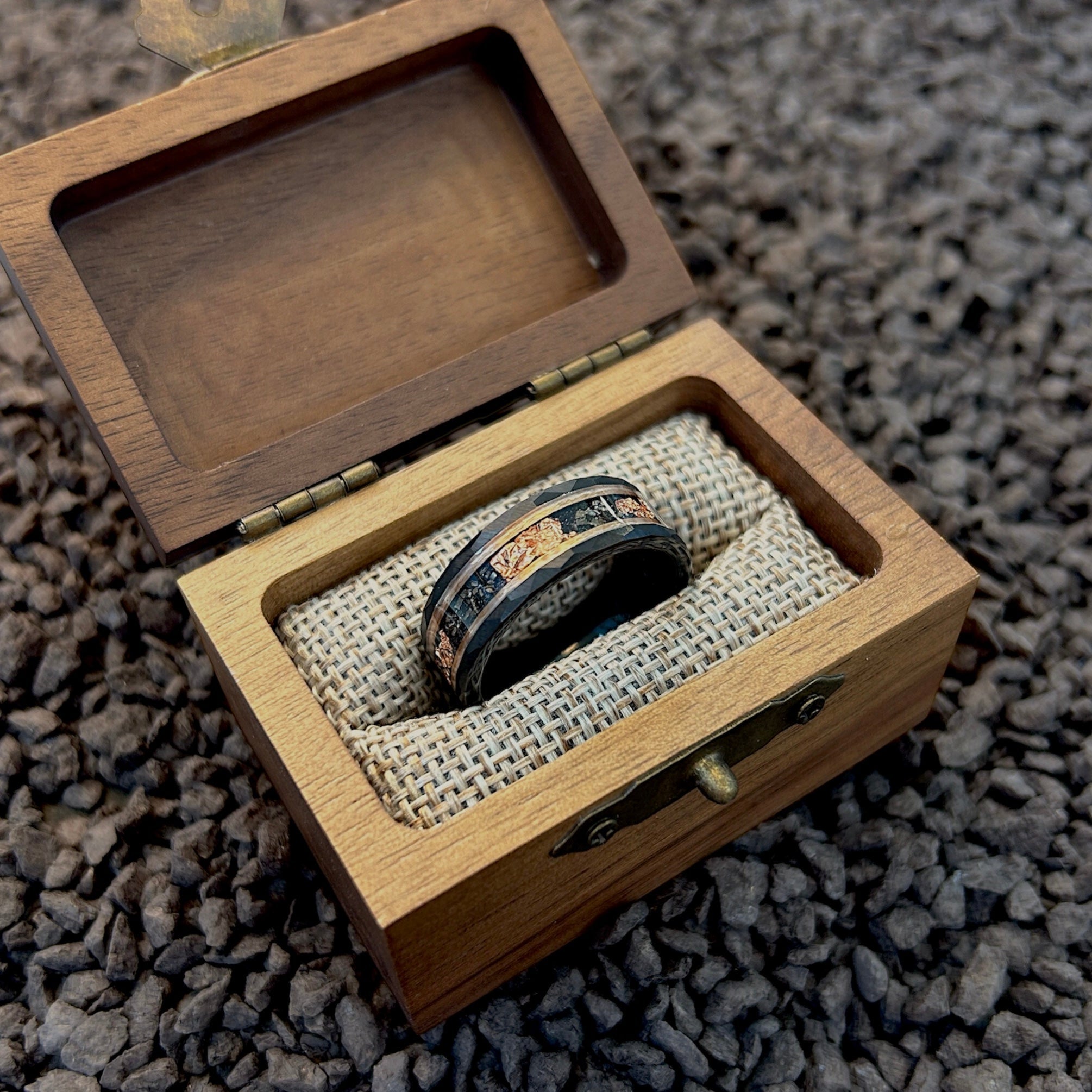 The Astralis – 8mm Tungsten Ring with Meteorite & Metal Leaf Inlay-Discover cosmic elegance with our 8 mm faceted tungsten ring featuring rare meteorite and your choice of silver, gold or rose-gold leaf inlay. Shop now.