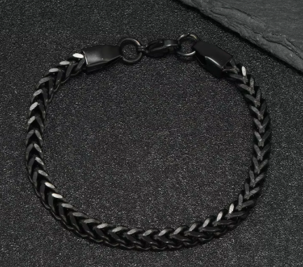 The Black Arrow – 5 mm Franco Chain Bracelet-Featuring clean V-shaped links, the 5mm Franco Chain sits flat and sleek. Durable, polished steel—an essential for everyday style. Shop now.